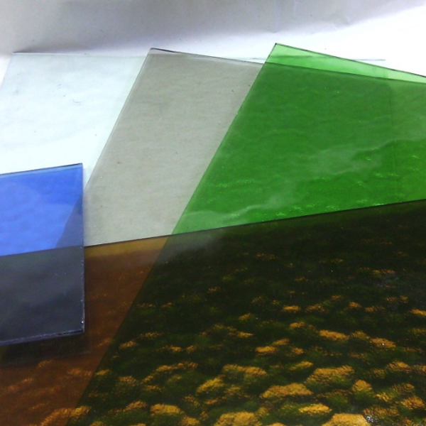 Contamos con una gran variedad de vidrios texturados: Martelé incoloro, verde, azul, ámbar y bronce; Pacific incoloro y bronce; Graphite gris obscuro; Dreamline; Sycamore y Stipolite.